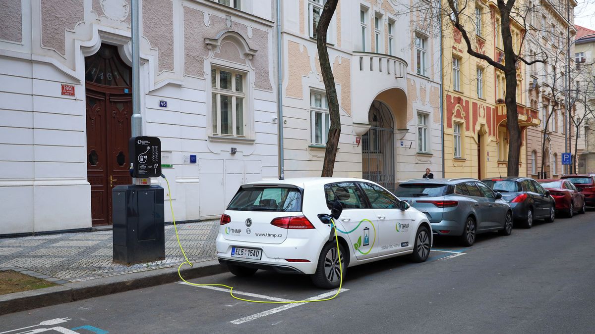 Vedení Prahy chce další speciální lampy pouličního osvětlení k nabíjení elektroaut